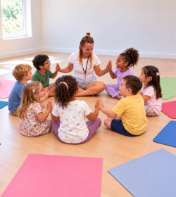 Kinder im Kreis stärken sich kIYOKO Konstanz